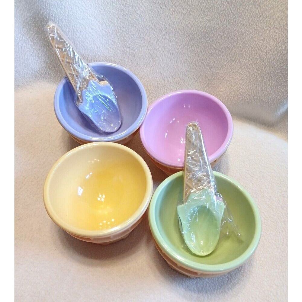 Set 4 Ice cream cone plastic dessert bowls w/matching spoons NEW